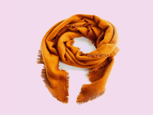 شال و روسری خردلی پیشنهاد عالی برای پاییز با تخفیف ۴۰٪